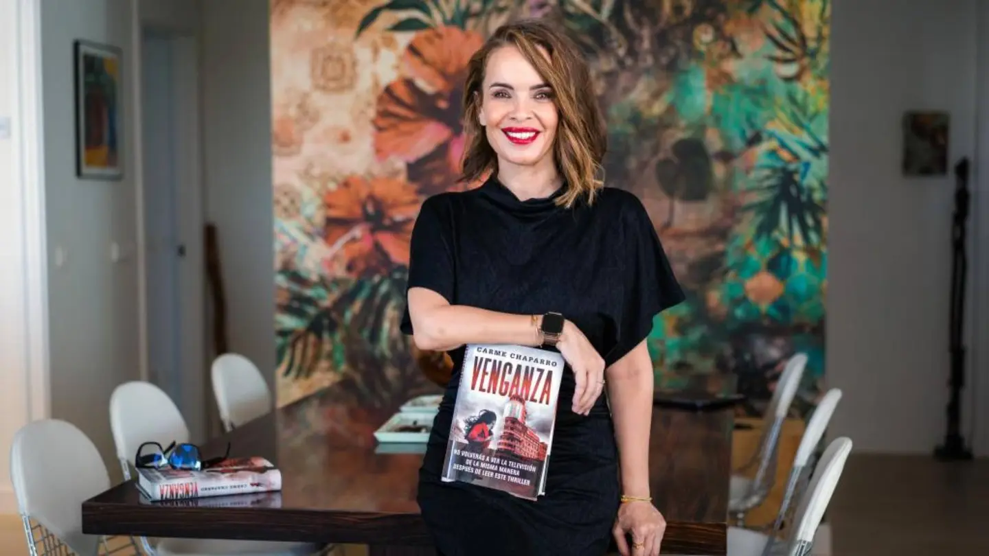 Carme Chaparro con su último libro, 'Venganza' Carme Chaparro con su último libro, 'Venganza'