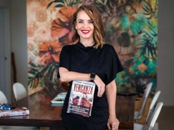 Carme Chaparro con su último libro, 'Venganza'