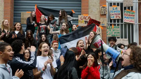 Estudiantes protestan frente a un colegio Estudiantes protestan frente a un colegio
