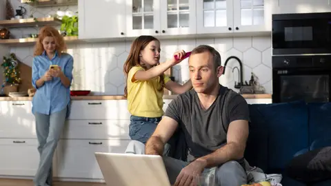 Una familia en una escena cotidiana de su hogar. Una familia en una escena cotidiana de su hogar.