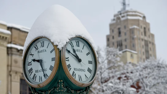 Un reloj cubierto de nieve en una plaza en Reading, Pensilvania, en 2021 Un reloj cubierto de nieve en una plaza en Reading, Pensilvania, en 2021