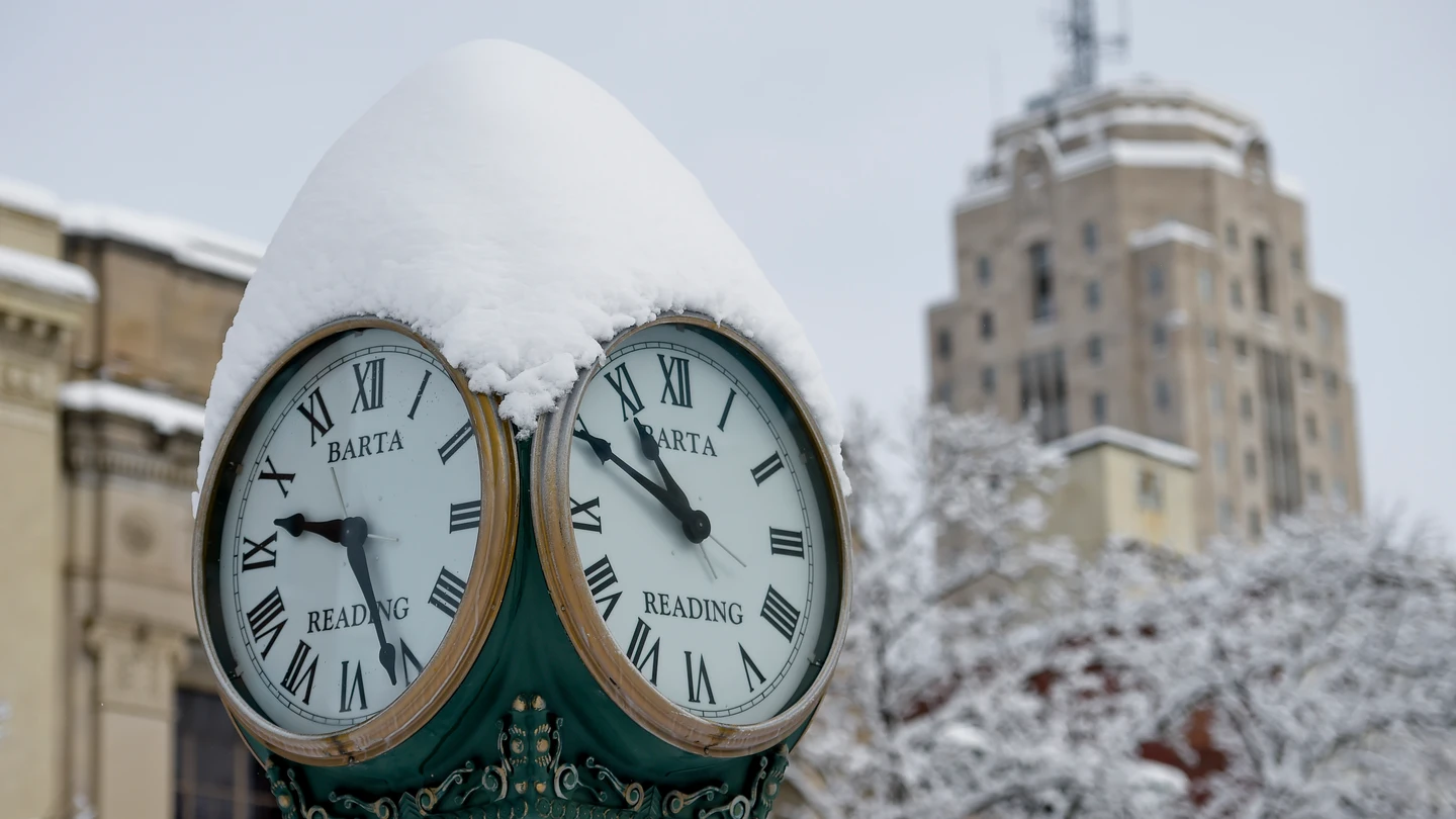 Un reloj cubierto de nieve en una plaza en Reading, Pensilvania, en 2021 Un reloj cubierto de nieve en una plaza en Reading, Pensilvania, en 2021