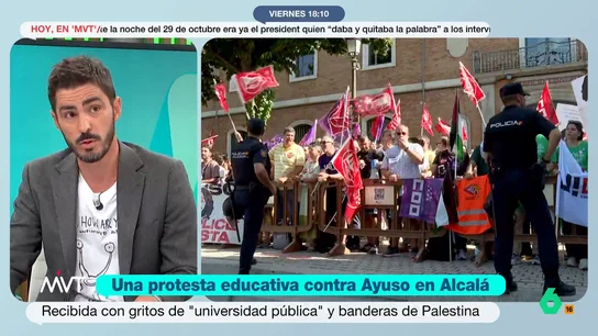 Juanma Lamet, sobre si Ayuso se victimiza: "Le conviene chocar contra Pedro Sánchez y contra su propio partido" Ayuso, a su llegada a la Universidad de Alcalá de Henares, ha sido recibida por los abucheos de decenas de manifestantes. Esto ha provocado que haya acusado al delegado de Gobierno de ser "kale borroka" por permitir esta concentración.