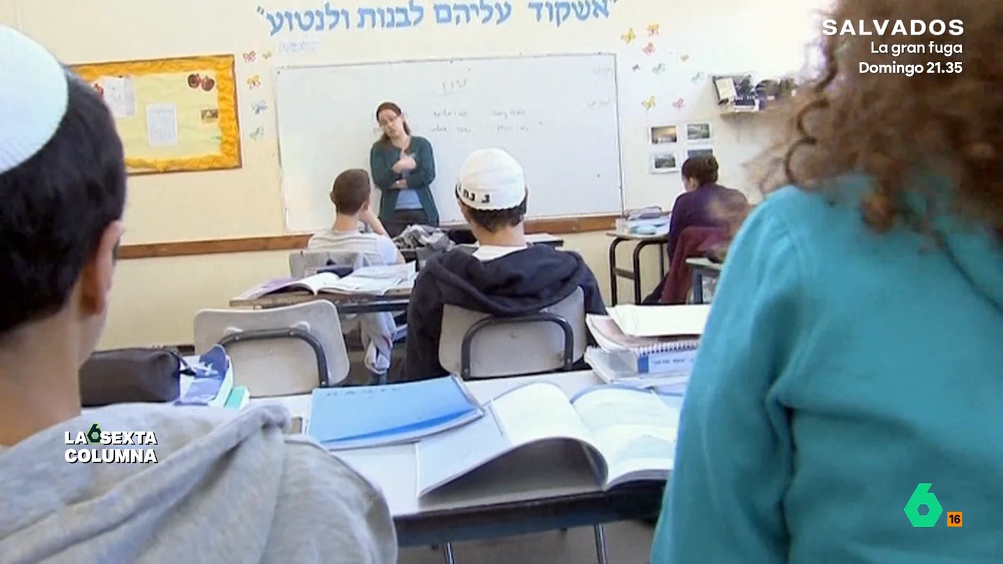 Segregación hasta en las aulas: así es la separación "casi de facto" de israelíes y palestinos en las escuelas laSexta Columna analiza en este vídeo la separación de israelíes y palestinos en la escuela y habla con Tuly Flint, un exmilitar del Ejército de Israel, que explica que desde jóvenes los libros de texto les adoctrinan para "proteger a la nación".