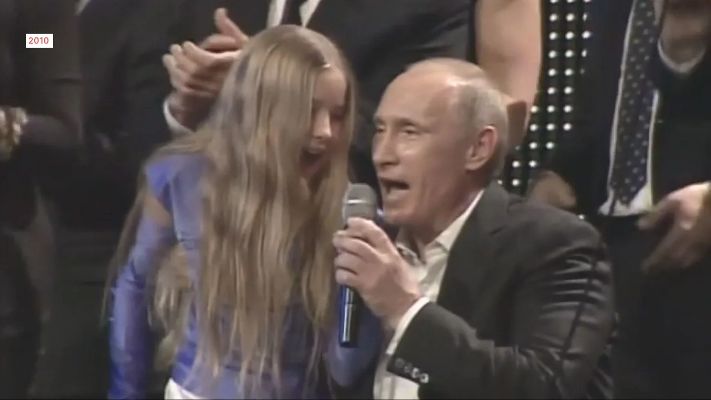 Vladímir Putin cantando. Vladímir Putin cantando.