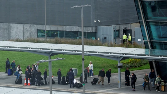 Cientos de personas desalojadas de la terminal 2 del aeropuerto de Dublín Cientos de personas desalojadas de la terminal 2 del aeropuerto de Dublín
