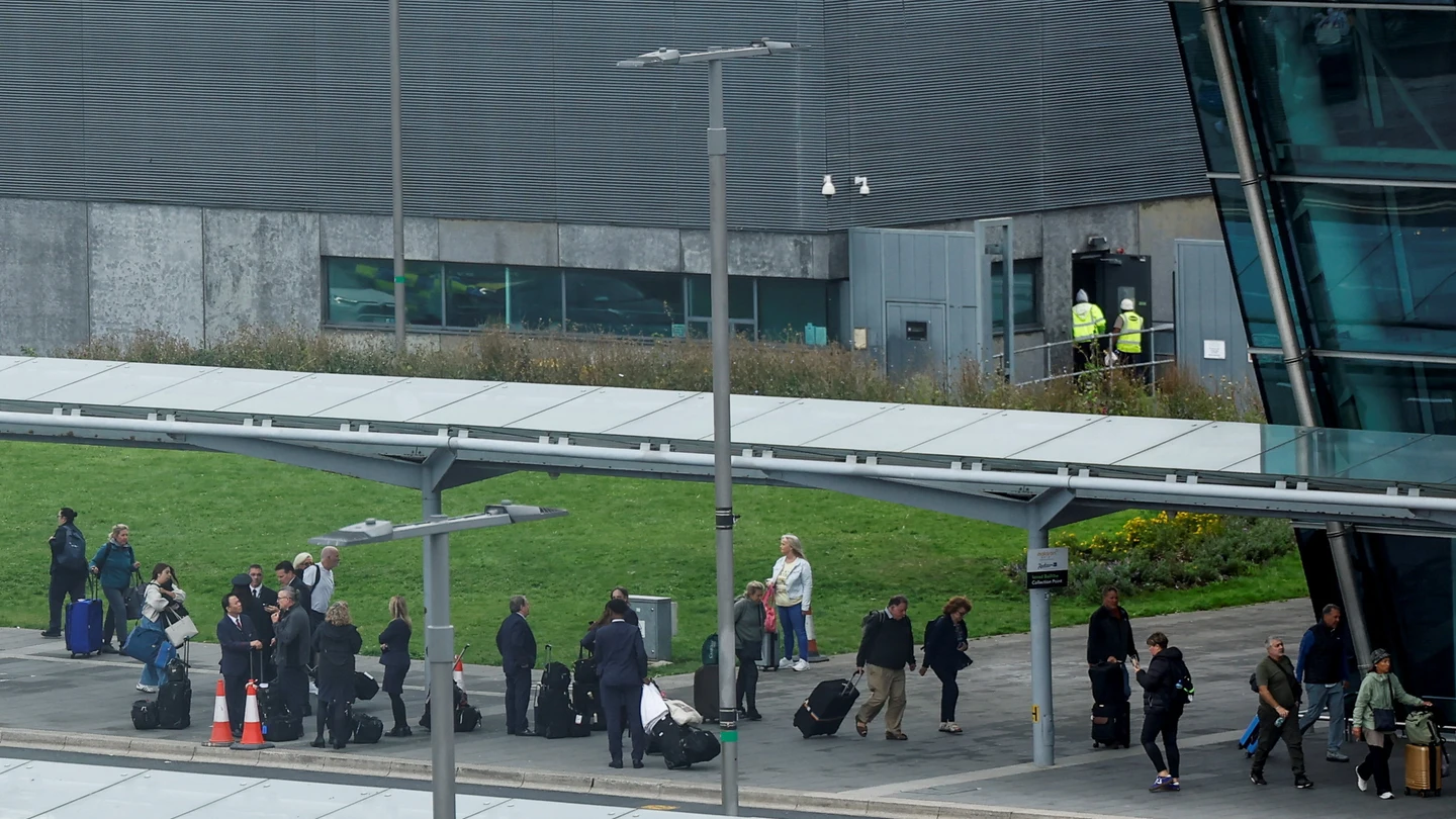 Cientos de personas desalojadas de la terminal 2 del aeropuerto de Dublín Cientos de personas desalojadas de la terminal 2 del aeropuerto de Dublín