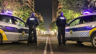 Imagen de archivo de dos agentes de la Polic&iacute;a Local de Alicante.