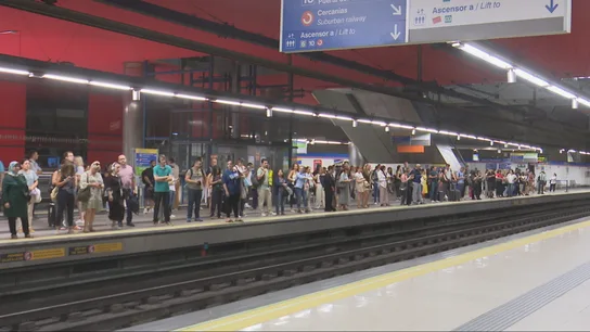 Multitud de viajeros esperando al Metro en Madrid. Multitud de viajeros esperando al Metro en Madrid.