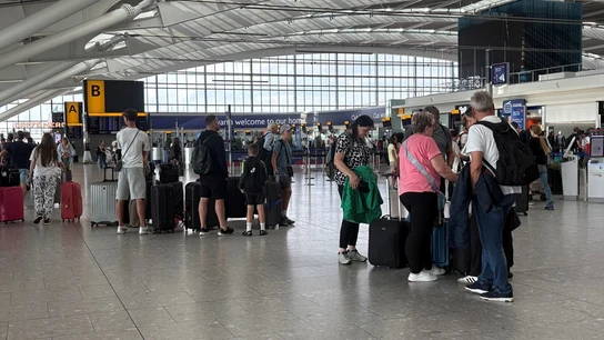 Pasajeros esperan su vuelo en el aeropuerto de Heathrow (Londres) Pasajeros esperan su vuelo en el aeropuerto de Heathrow (Londres)