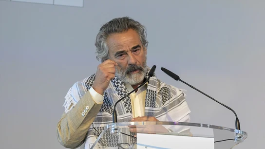 El actor Eduard Fernández recibe el Premio Nacional de Cinematografía durante la 73ª edición del Festival de Cine de San Sebastián. El actor Eduard Fernández recibe el Premio Nacional de Cinematografía durante la 73ª edición del Festival de Cine de San Sebastián.