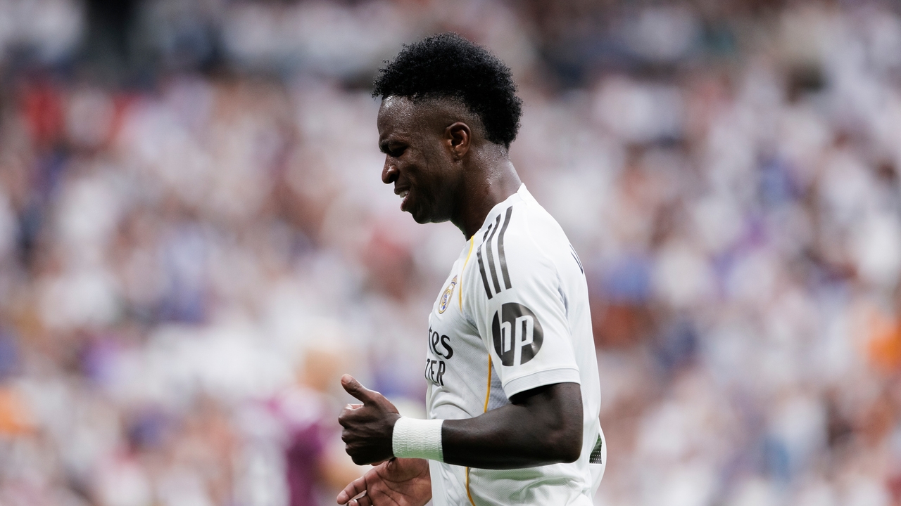El enfado de Vinícius tras ser sustituido en la victoria del Madrid ante el Espanyol