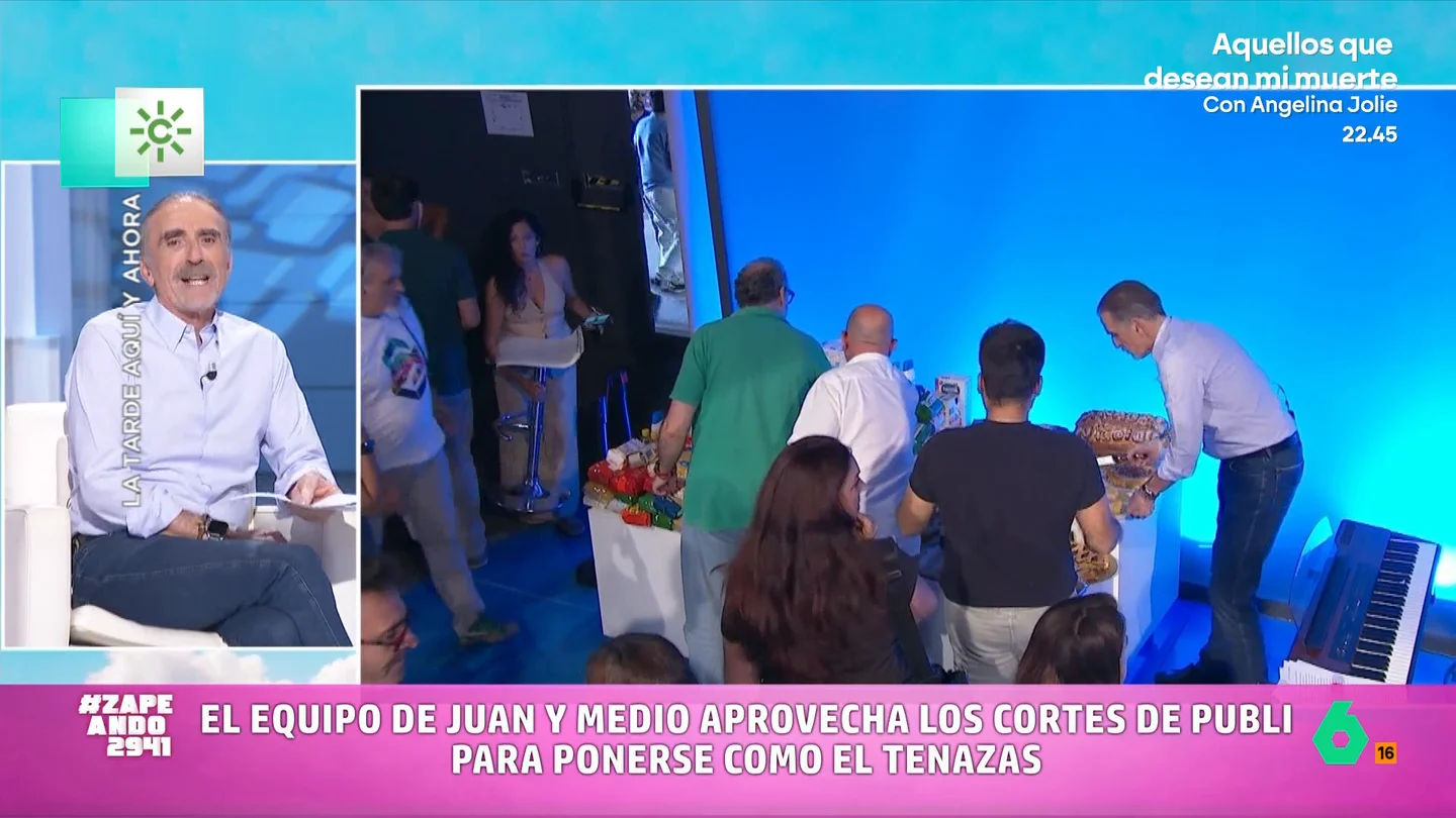 Juan y Medio, 'indignado' con su equipo por 'asaltar' la mesa de la merienda: "¿Podemos ver a la jauría de redactores?" Juan y Medio, 'indignado' con su equipo por 'asaltar' la mesa de la merienda: "¿Podemos ver a la jauría de redactores?"