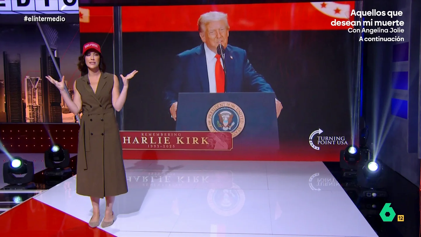 Cristina Gallego 'desvela' la 'religión' detrás del funeral de Charlie Kirk: "El trumpismo, solo damos hostias a la izquierda" Cristina Gallego se convierte en una simpatizante MAGA que alucina con el funeral de Charlie Kirk y analiza los momentos más destacados de un evento que, según explica en este vídeo, "parecía la Superbowl".