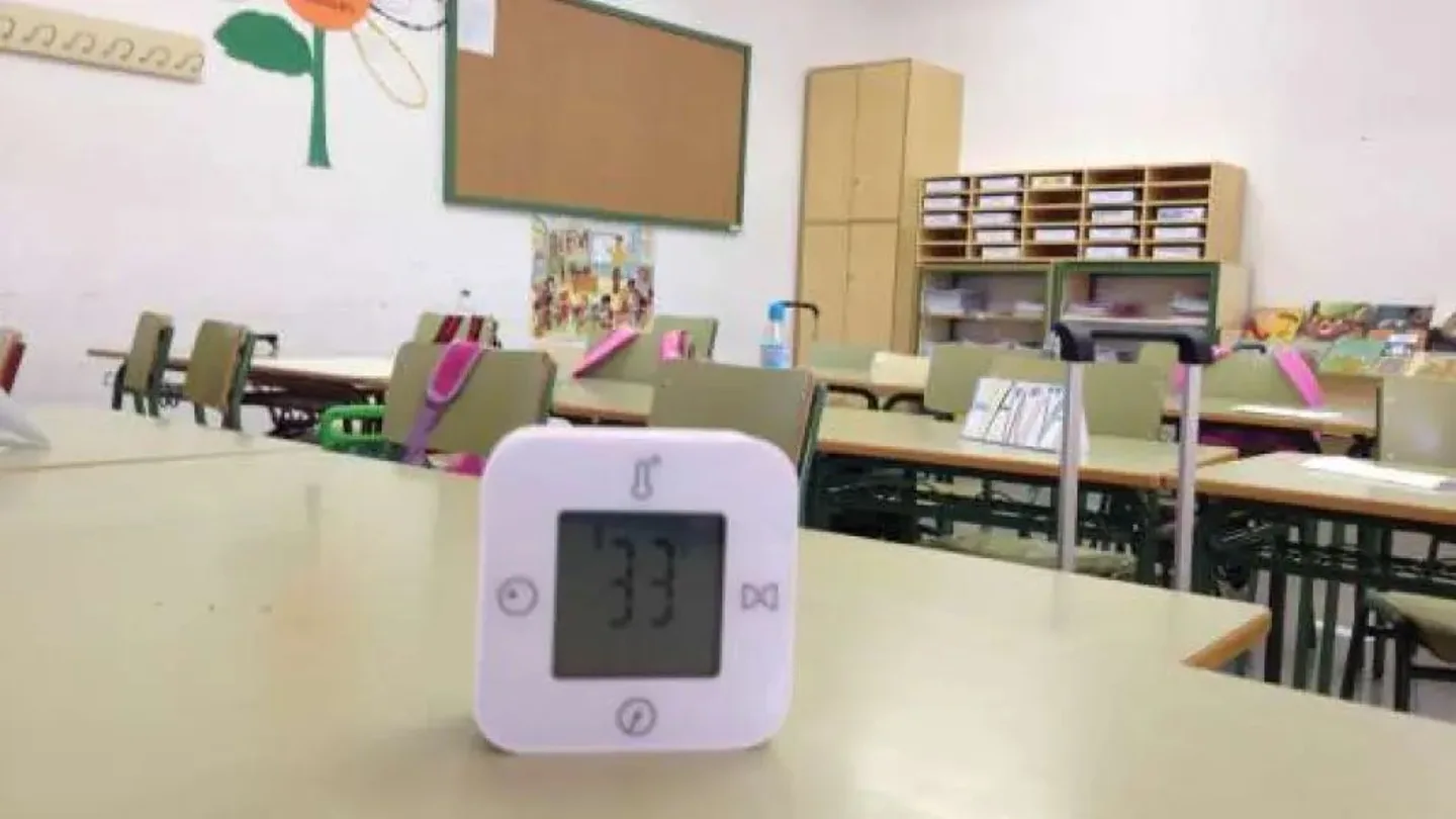 Padres y alumnos protestan en La Vila Joiosa por el calor extremo en las aulas Padres y alumnos protestan en La Vila Joiosa por el calor extremo en las aulas