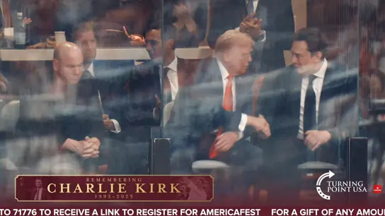 Donald Trump y Elon Musk se dan la mano en el funeral de Charlie Kirk Donald Trump y Elon Musk se dan la mano en el funeral de Charlie Kirk