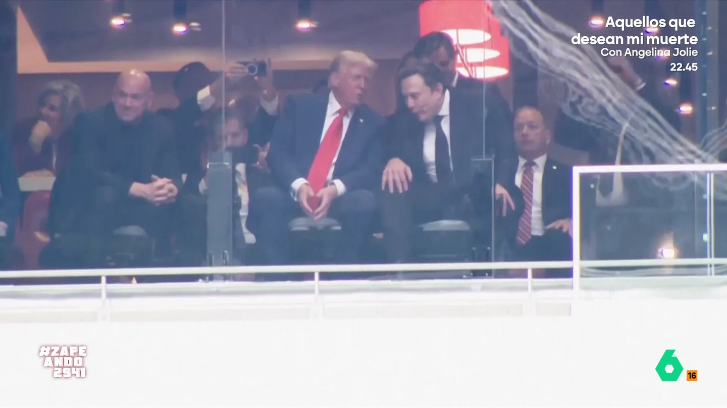 La IA desvela qué le dijo Trump a Musk en el funeral de Charlie Kirl: "¿Sabes por qué te pareces tanto a un Tesla?" Donald Trump y Elon Musk volvían a reencontrarse en el funeral de Charlie Kirk. Una conversación en la que el dueño de Tesla estaba "más tenso que el lifting de Melania" y que Zapeando desvela en 'exclusiva' en este vídeo.