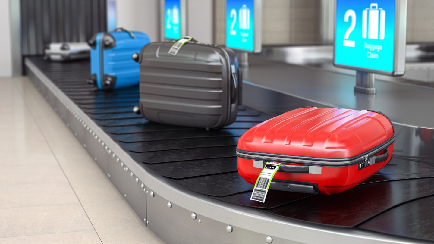 Maletas en la cinta transportadora del aeropuerto
