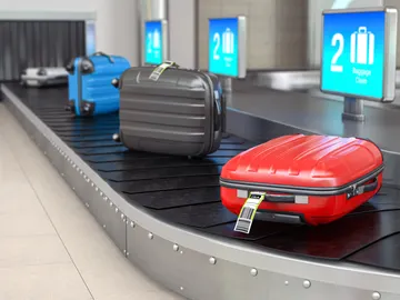 Maletas en la cinta transportadora del aeropuerto Maletas en la cinta transportadora del aeropuerto