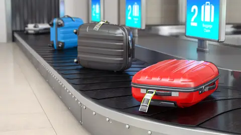 Maletas en la cinta transportadora del aeropuerto Maletas en la cinta transportadora del aeropuerto