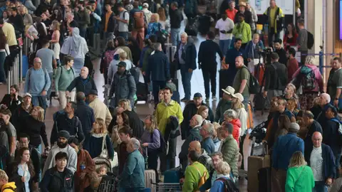 Pasajeros en el aeropuerto de Bruselas Pasajeros en el aeropuerto de Bruselas