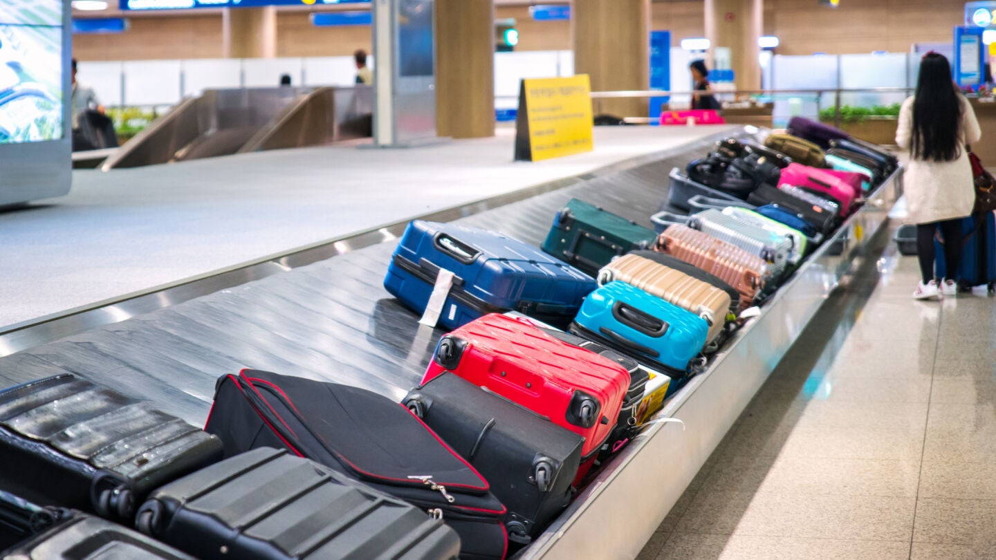 Maletas en la cinta transportadora del aeropuerto