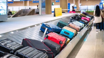 Maletas en la cinta transportadora del aeropuerto
