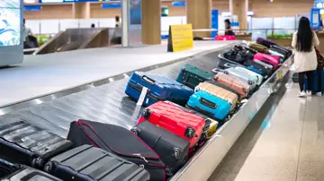 Maletas en la cinta transportadora del aeropuerto Maletas en la cinta transportadora del aeropuerto