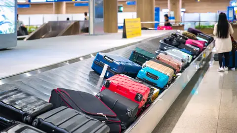 Maletas en la cinta transportadora del aeropuerto Maletas en la cinta transportadora del aeropuerto