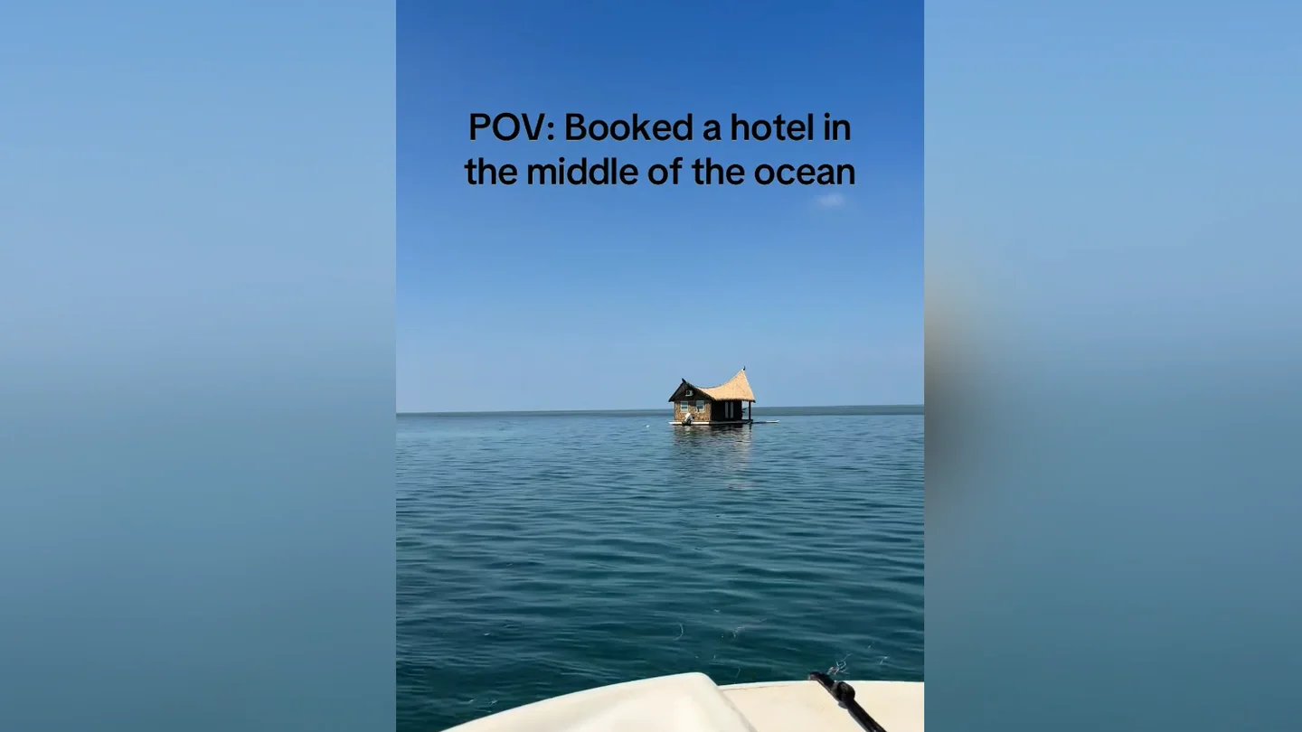 Una mujer encuentra un hotel en mitad del océano Una mujer encuentra un hotel en mitad del océano