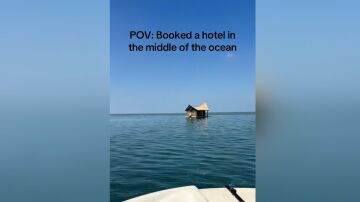 Una mujer encuentra un hotel en mitad del océano