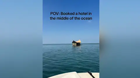 Una mujer encuentra un hotel en mitad del océano Una mujer encuentra un hotel en mitad del océano