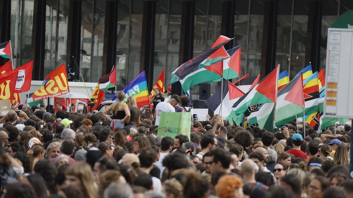 Miles de personas hondean banderas palestinas en Roma. Miles de personas hondean banderas palestinas en Roma.