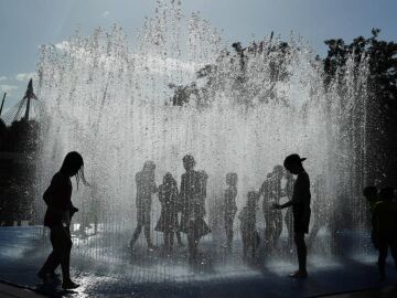 Personas refresc&aacute;ndose durante una ola de calor