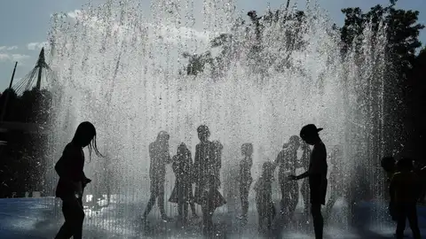 Personas refrescándose durante una ola de calor Personas refrescándose durante una ola de calor