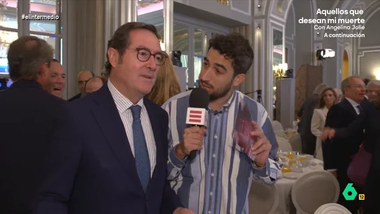 Isma Juárez pregunta a José Antonio Garamendi por su jornada laboral: "¿Es de más de cuarenta horas?" En un desayuno en el hotel Ritz organizado por la CEOE, Isma Juárez ha tenido la oportunidad de conversar con José Antonio Garamendi, al que ha preguntado por la jornada laboral. Su respuesta, en este vídeo.