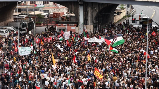 Miles de ciudadanos italianos salen a la calle a manifestarse contra el genocidio en Gaza. Miles de ciudadanos italianos salen a la calle a manifestarse contra el genocidio en Gaza.