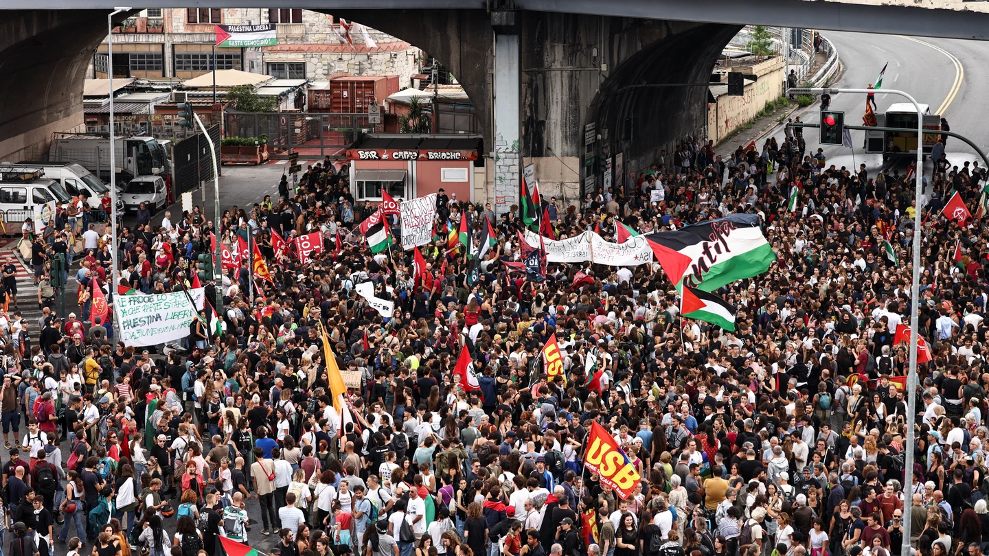 Miles de ciudadanos italianos salen a la calle a manifestarse contra el genocidio en Gaza. Miles de ciudadanos italianos salen a la calle a manifestarse contra el genocidio en Gaza.