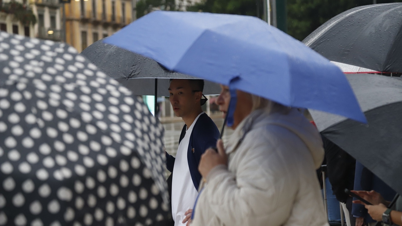 El otoño llega de golpe a España con una vaguada de aire frío que activa los avisos por lluvias y oleaje en Cataluña y Baleares