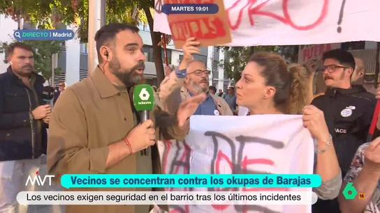 Los vecinos de Barajas protestan contra un edificio okupado: "No podemos salir a la calle tranquilos" Desde hace unos cinco meses, un edificio industrial ha sido okupado por unas 50 personas. Como exponen los vecinos, estas personas han generado una situación de inseguridad en el barrio debido a los robos o las amenazas que dirigen a los vecinos.
