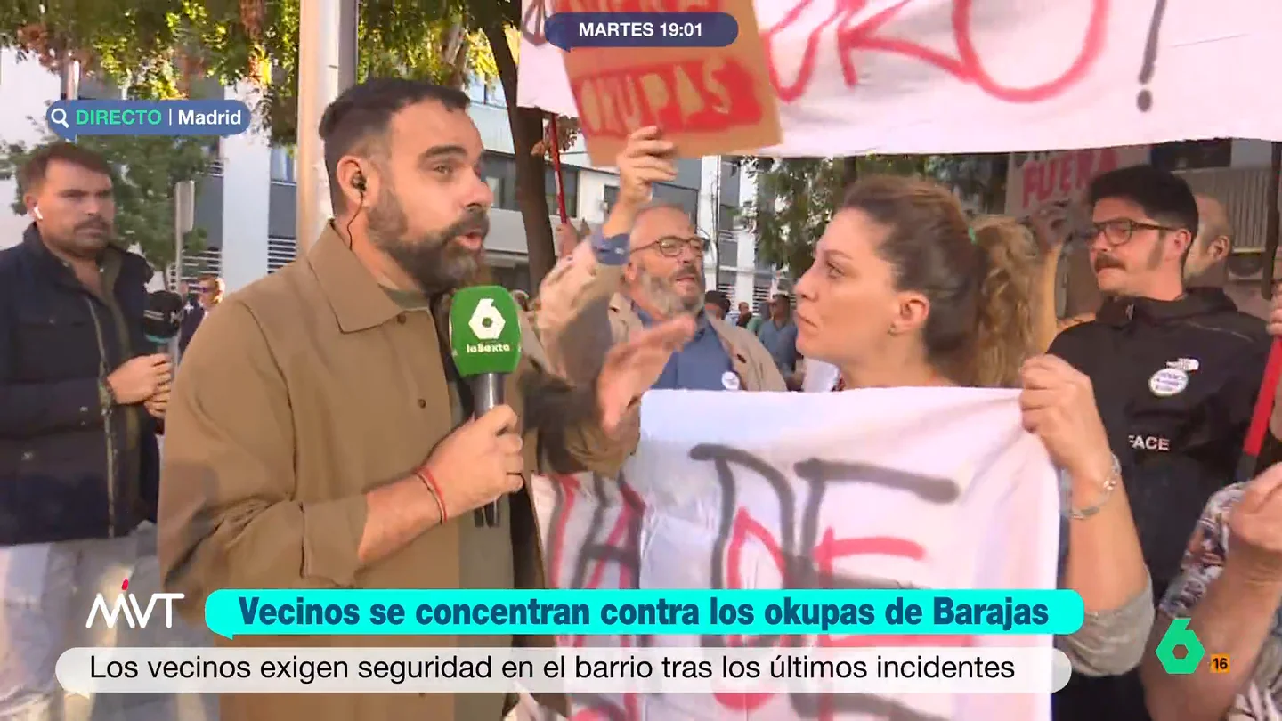 Los vecinos de Barajas protestan contra un edificio okupado: "No podemos salir a la calle tranquilos" Desde hace unos cinco meses, un edificio industrial ha sido okupado por unas 50 personas. Como exponen los vecinos, estas personas han generado una situación de inseguridad en el barrio debido a los robos o las amenazas que dirigen a los vecinos.