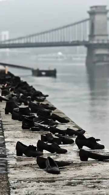 Zapatos a orillas del Danubio, en Budapest Zapatos a orillas del Danubio, en Budapest