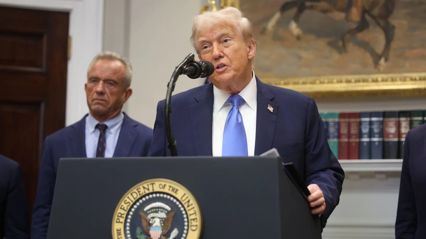 El presidente de Estados Unidos, Donald Trump, este lunes en la Casa Blanca, acompañado de Robert F. Kennedy, secretario de Salud de EE UU, y del resto de autoridades sanitarias. El presidente de Estados Unidos, Donald Trump, este lunes en la Casa Blanca, acompañado de Robert F. Kennedy, secretario de Salud de EE UU, y del resto de autoridades sanitarias.