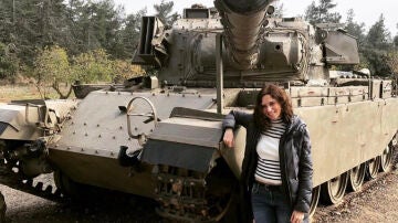 Ayuso posando junto a un tanque de Israel en Los Altos del Gol&aacute;n en 2018 (Archivo)