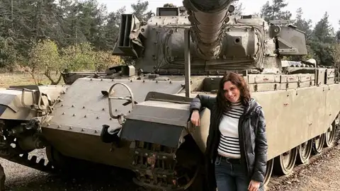 Ayuso posando junto a un tanque de Israel en Los Altos del Golán en 2018 (Archivo) Ayuso posando junto a un tanque de Israel en Los Altos del Golán en 2018 (Archivo)