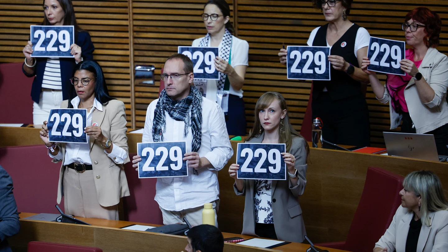 Diputados de la oposición muestran carteles con el número de fallecidos en la dana durante el Debate parlamentario de Política General o sobre el estado de la Comunitat Valenciana, el primero después de la tragedia en la que murieron 229 personas. Diputados de la oposición muestran carteles con el número de fallecidos en la dana durante el Debate parlamentario de Política General o sobre el estado de la Comunitat Valenciana, el primero después de la tragedia en la que murieron 229 personas.
