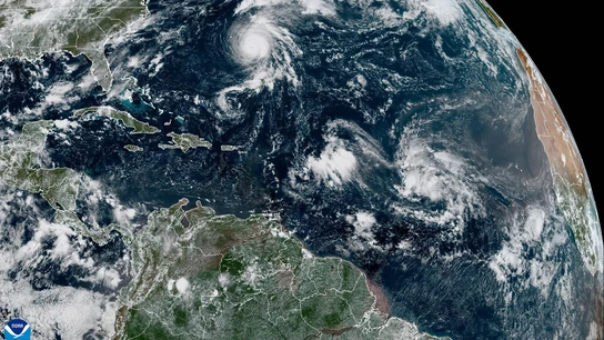 Fotografía satelital cedida este lunes, 22 de septiembre, por la Oficina Nacional de Administración Oceánica y Atmosférica de Estados Unidos (NOAA), a través del Centro Nacional de Huracanes (NHC), que muestra la localización del huracán Gabrielle en el Atlántico Fotografía satelital cedida este lunes, 22 de septiembre, por la Oficina Nacional de Administración Oceánica y Atmosférica de Estados Unidos (NOAA), a través del Centro Nacional de Huracanes (NHC), que muestra la localización del huracán Gabrielle en el Atlántico