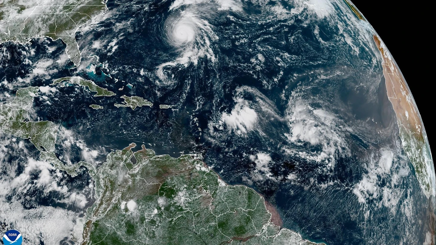 Fotografía satelital cedida este lunes, 22 de septiembre, por la Oficina Nacional de Administración Oceánica y Atmosférica de Estados Unidos (NOAA), a través del Centro Nacional de Huracanes (NHC), que muestra la localización del huracán Gabrielle en el Atlántico Fotografía satelital cedida este lunes, 22 de septiembre, por la Oficina Nacional de Administración Oceánica y Atmosférica de Estados Unidos (NOAA), a través del Centro Nacional de Huracanes (NHC), que muestra la localización del huracán Gabrielle en el Atlántico