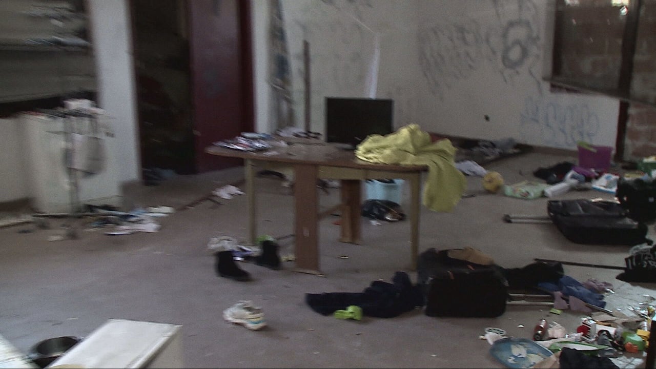 laSexta accede al interior del edificio okupado en Barajas: destrozado, en ruinas y lleno de basura