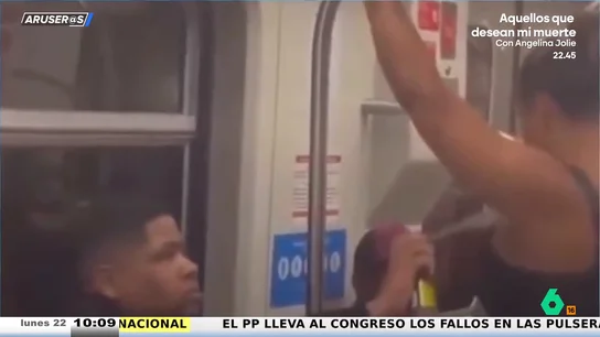 Los Aruser@s aplauden a este héroe sin capa, pero con desodorante: así rocía a una desconocida en el metro por su mal olor Los Aruser@s aplauden a este héroe sin capa, pero con desodorante: así rocía a una desconocida en el metro por su mal olor